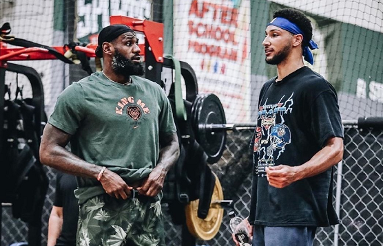 并展现出与 并展现出与